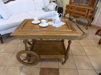 Servírovací stolík s táckou