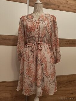 Šifónové mini šaty s jemnými kvietkami nad kolená