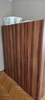 Darujem 2 skrine vešiakové