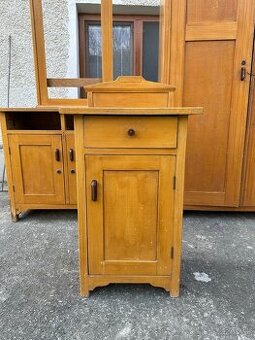 starožitné masívne skrine