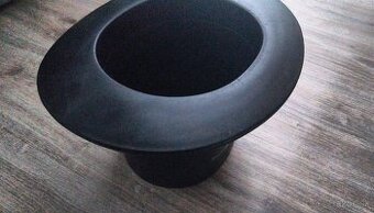 Klobúk - Chladenie na víno nebo šampaňské.