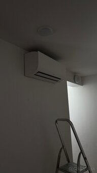 Montážny technik klimatizácií.