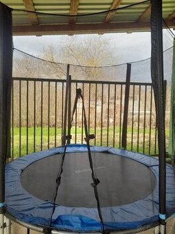 Trampolína