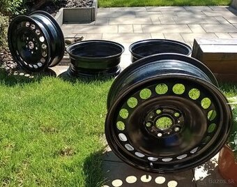 Plechové disky VW R16 + letné pneu 215/60 R16 + puklice VW
