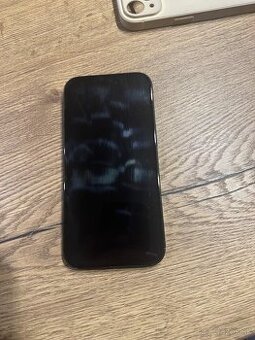 Predám iphone 15 v dobrom stave rok použivaný