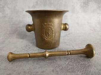 Starý malý mosazný mažiar se lvem a tloukem.