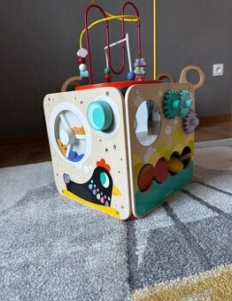 Drevená didaktická kocka Janod s lanyrintom