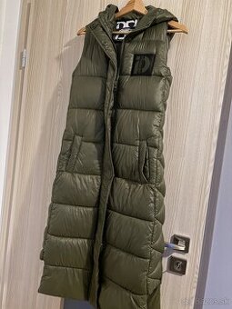 Dlhá dámska vesta s kapucňou – khaki farba