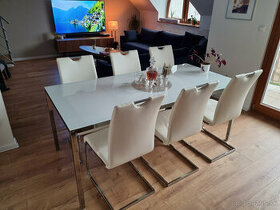 Sklenený jedálenský stôl IKEA biely a osem stoličiek