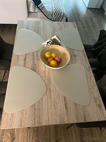 Jedalenský stôl