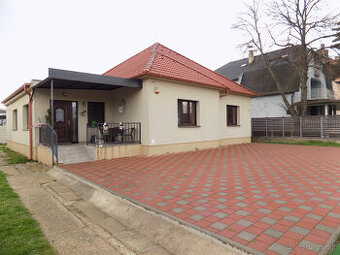 Dom s 2 apartmánmi a pozemkami na stavbu domu v Štúrove   .
