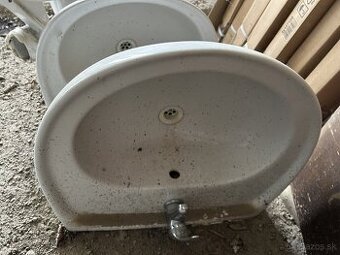 dve umyvadla a wc