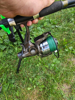 feeder 120e za vsetko ( udice s navijakom a taska )
