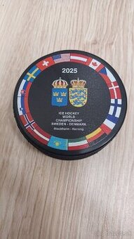 Hokejovy puk MS v hokeji 2025 Švédsko Dánsko