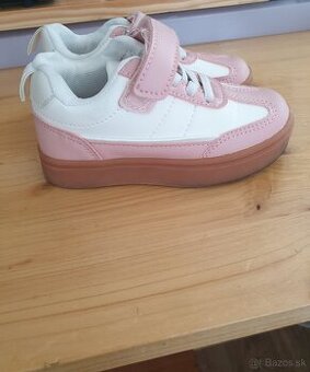 Nove tenisky 24cm