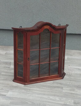 Vitrína nástenná – 68 x 69 x 16 cm.