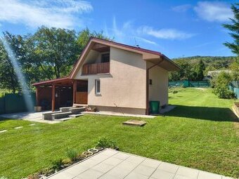 REZERVOVANÉ Celoročná chata s nádherným pozemkom 1135 m2 - 1