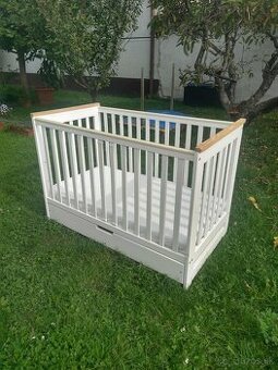 Biela drevená postieľka + nepremokavá plachta