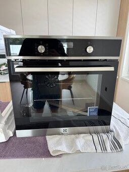 Predám vstavanú  rúru Electrolux