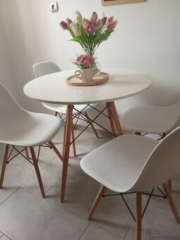 Jedálenský stôl so stoličkami