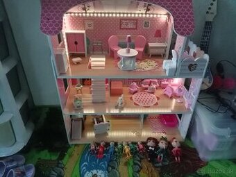 Veľký svietiaci drevený domček aj s príslušenstvom