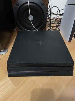 PS4 Pro 1TB + 3 DualShock ovládače + nabíjací stojan + Hry
