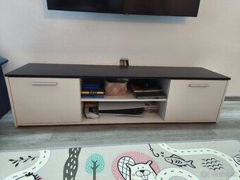 Stolík pod televízor