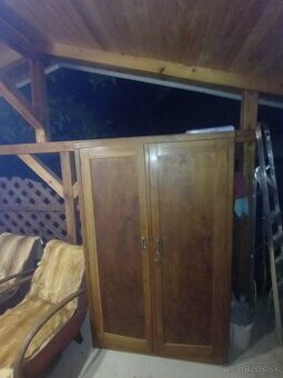 Staršia skriňa pre milovníkov starej petiny