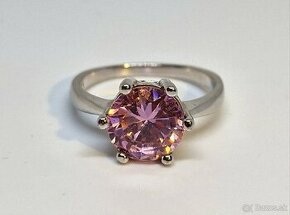 Strieborný prsteň s ružovým kameňom