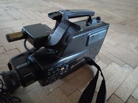 Video kamera vhs Hitachi 3380E, fotoaparát polaroid, 3x