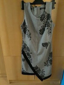 Sivé šaty s kvetinovým vzorom