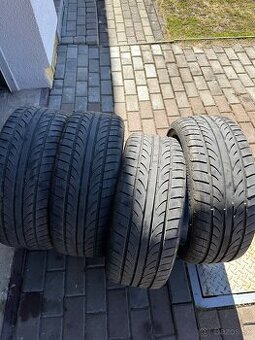 225/35 R19