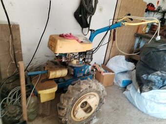 Benzínový malotraktor