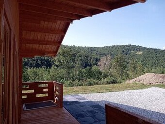 Na predaj pozemok s novým zrubovým domčekom v obci Slovinky