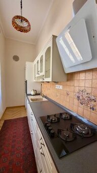 CENTRUM MESTA - HLAVNÁ ULICA, LUXUSNÝ, ZARIADENÝ 3 IZBOVÝ BY