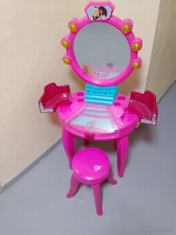 Stolík Barbie