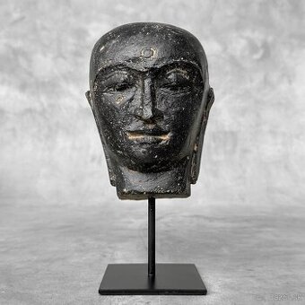 Ručne vyrezávaná lávová hlava Budhu z Jávy na stojane - 1