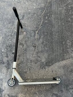 Kolobežka Striker Gravis Pro Scooter