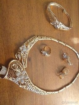 set zlatej nigérijskej bižutérie