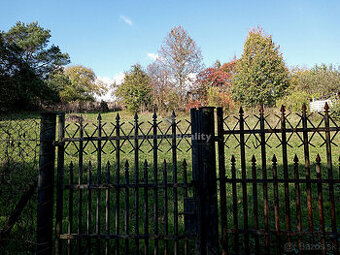 Stavebný, oplotený a slnečný pozemok s vinicou - obec Janík