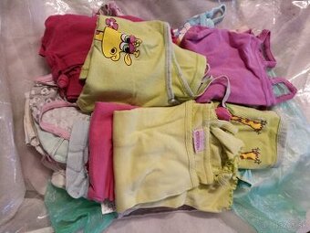 Darujem balík oblečenia pre dievča. Nenáročnej mamičke.