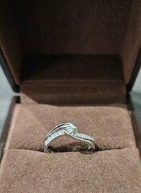 Diamantový zásnubny prsteň