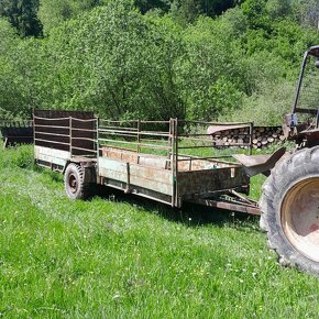Platonak dobycak krmny voz vlecka za traktor