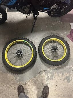 Predám komplet kolesa aprilia rx/sx125 um dsr/sm