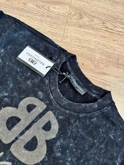 Balenciaga tricko.