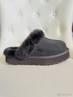 Papuce /slapky cizmy UGG s kozusinou na platforme