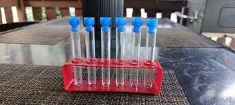 6 Skúmavok+ stojan červený