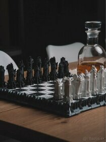 Krasný šachový set s figurkami rytierov/paladinov - šach