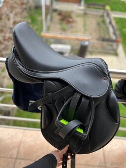 Nové plne nastrojené krosové sedlo Premier Equine