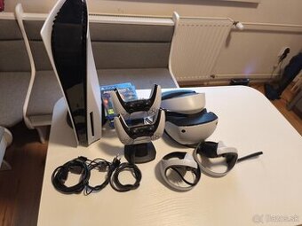 Playstation 5 s dvoma ovládačmi a hramy a s VR